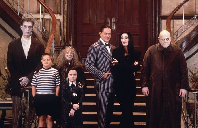 Distribution de la Famille Addams : les acteurs emblématiques derrière la famille la plus déjantée du cinéma Distribution de la Famille Addams